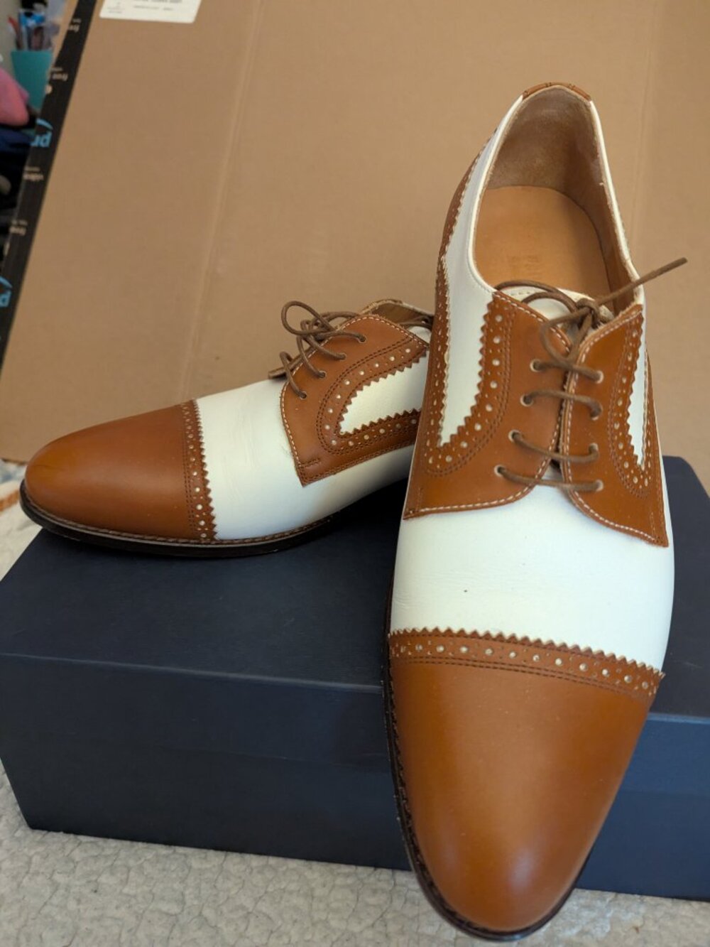 VERO CUIO "P. Fredrick" Mens Two Tone Derby 9